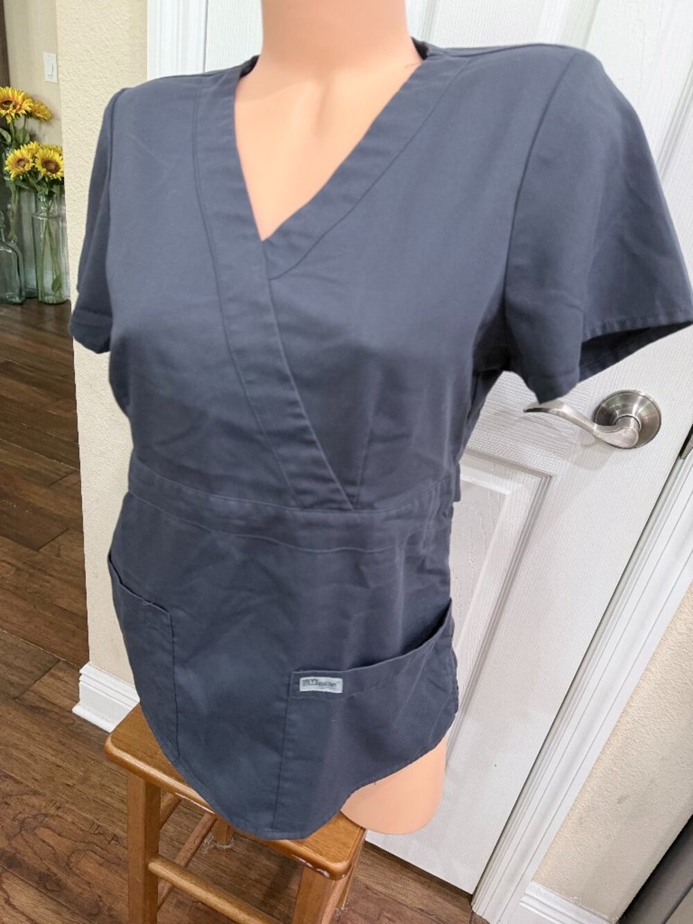 Grey's Anatomy Barco Scrub Top Medium Gray Wrap V Neck 3 Pocket 4153